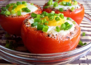 Рецепт - идея завтрака яйца в помидорах